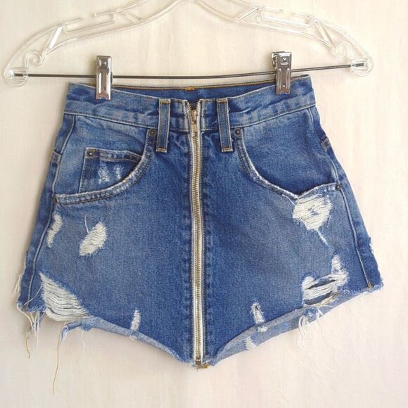 Carmar Beatrice Medium Wash Distressed Mini Denim Skirt Size 00 23 - Picture 1 of 8